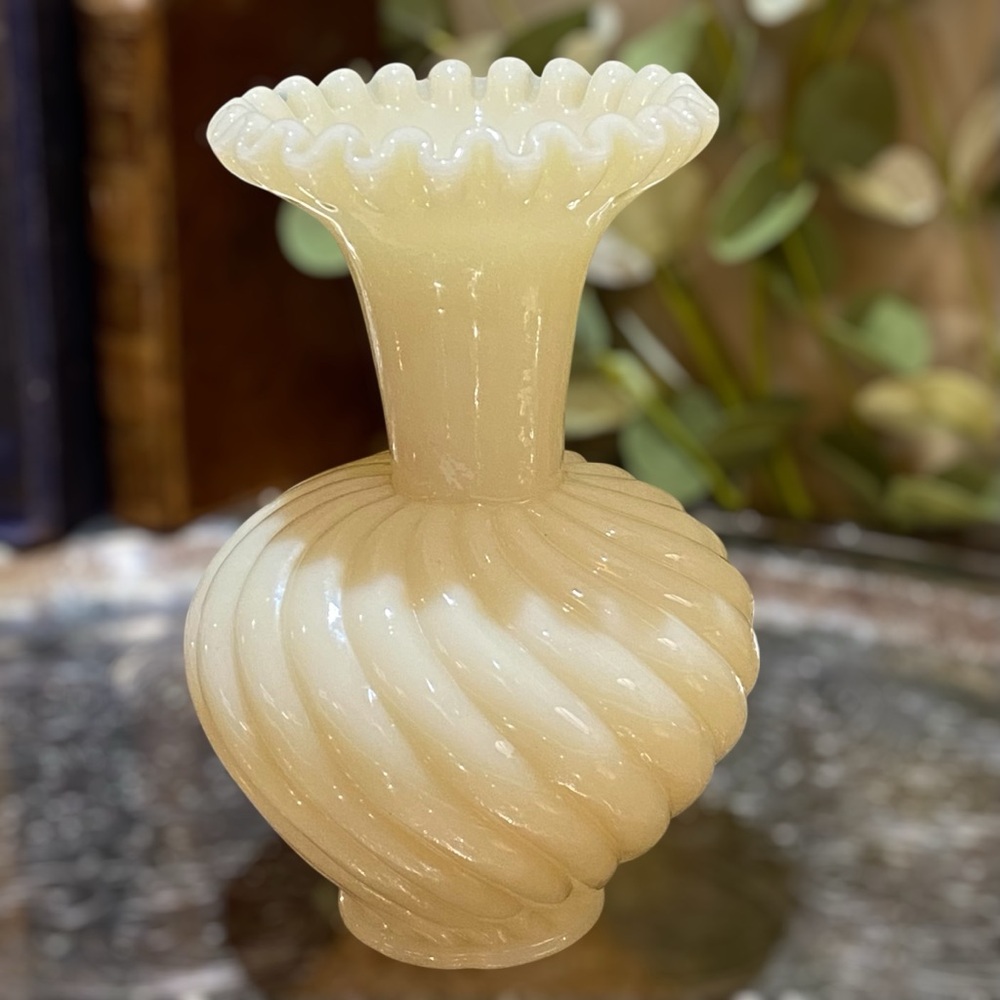 Vintage Fenton Glossy Custard Cream Swirl Glass Vase Ruffled Crimped Spiral - Picture 4 of 6